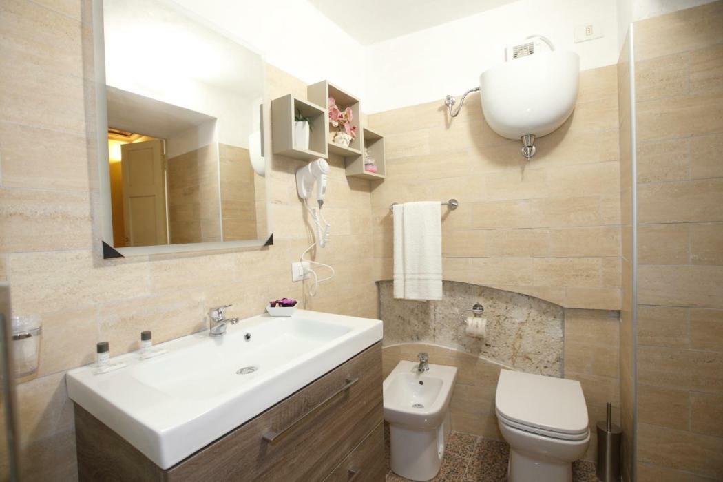 Residenza D'Epoca Montanini Bed & Breakfast Siena Bagian luar foto