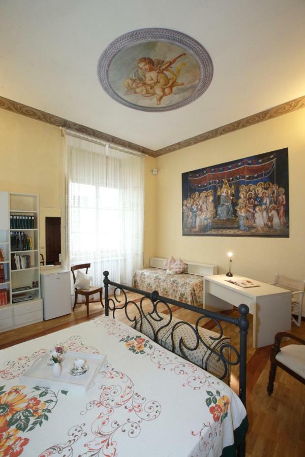 Residenza D'Epoca Montanini Bed & Breakfast Siena Bagian luar foto