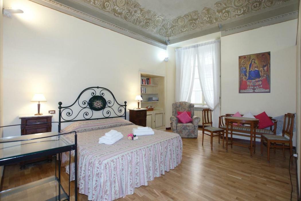 Residenza D'Epoca Montanini Bed & Breakfast Siena Bagian luar foto
