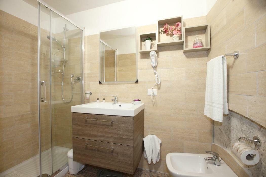Residenza D'Epoca Montanini Bed & Breakfast Siena Bagian luar foto